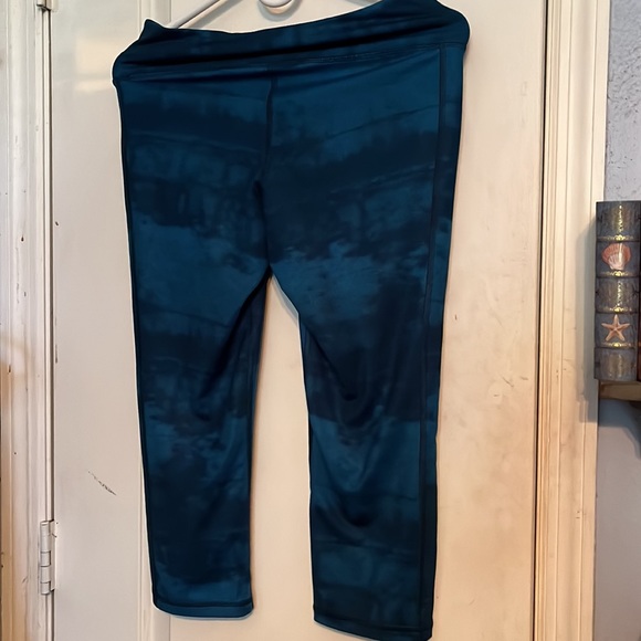 Old Navy Active size Medium workout capris - Picture 2 of 2